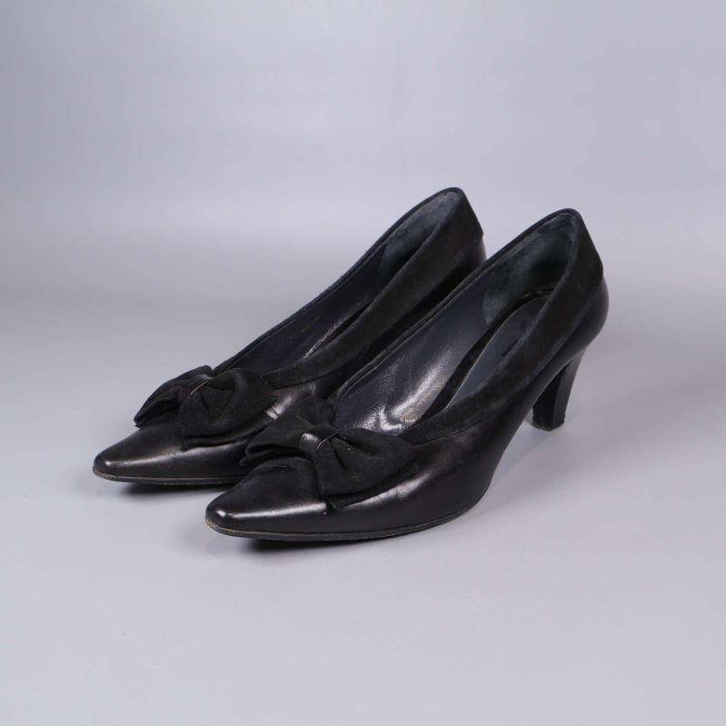 Svarta pumps med klack och rosetter, sned vy