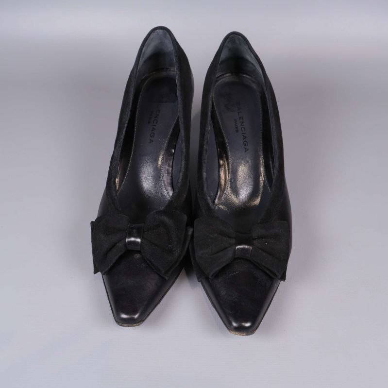 Pumps med spetsig tå och stora rosetter framifrån