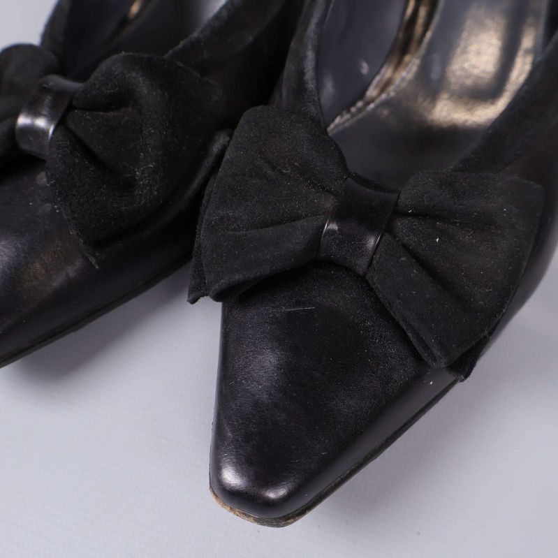 Närbild på pumpsens spets och rosett framtill