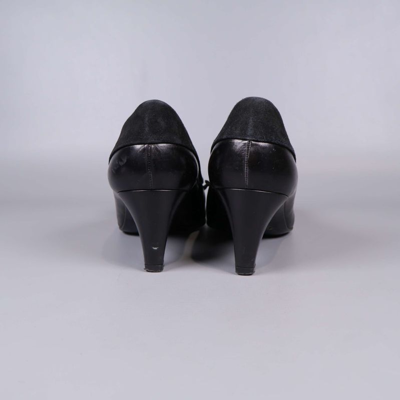 Baksida på pumps och klack, slitage på ena klacken