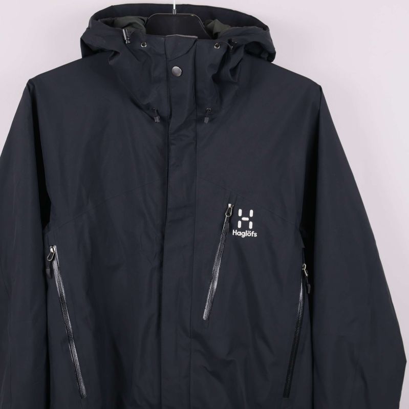 Närbild av skaljackans framficka och dragkedjedetaljer