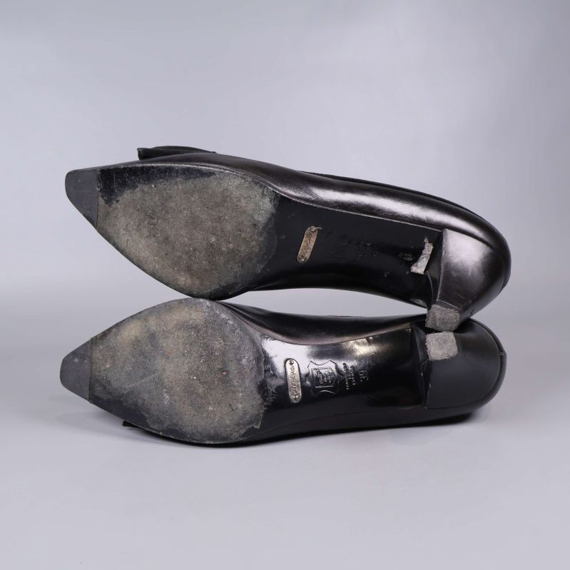 Utslitna sulor på pumps med märkning undertill