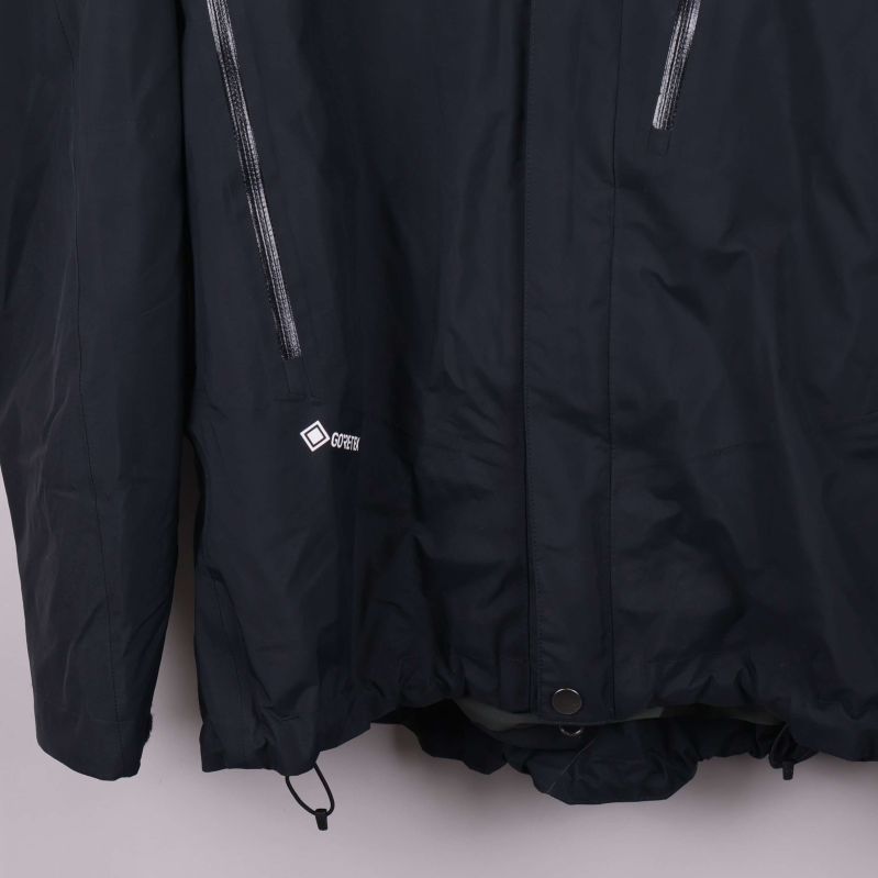 Detalj av nederkant på jackan och snörning