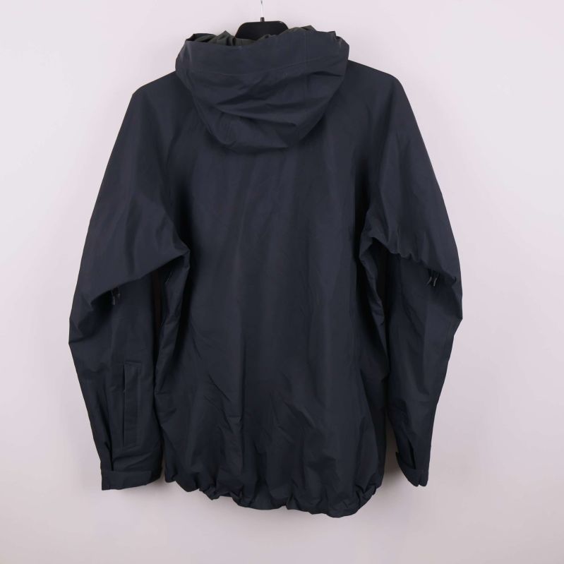 Svart skaljacka med huva bakifrån mot vit bakgrund