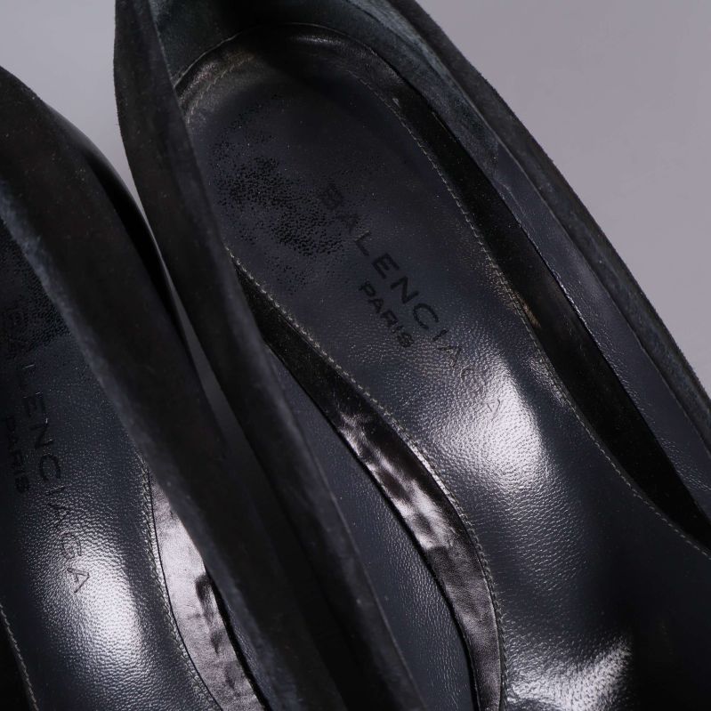 Närbild på innersula med Balenciaga Paris-logga