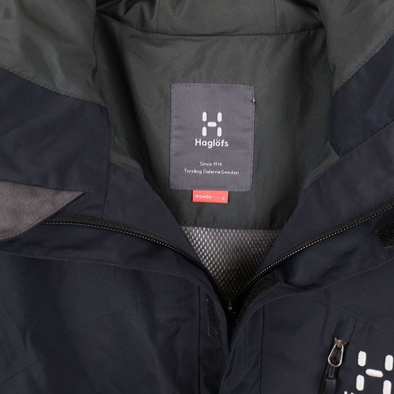 Närbild av Haglöfslogga och innerkrage i jacka