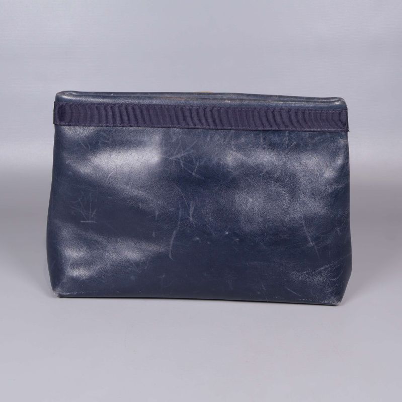 Baksidan av blå axelväska med släta ytor visst slitage