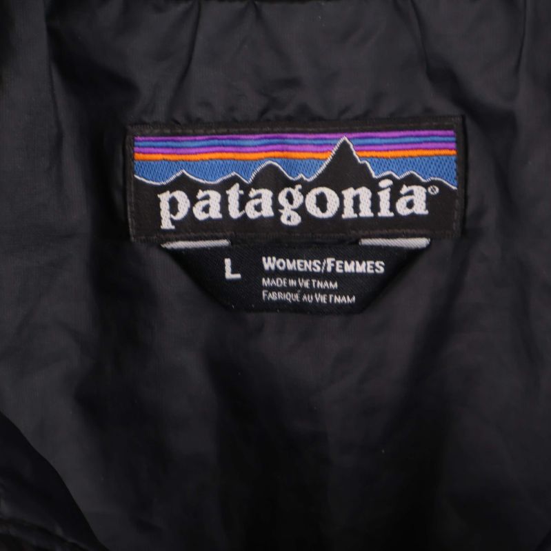 Närbild på Patagonia-logo och storleksmärkning