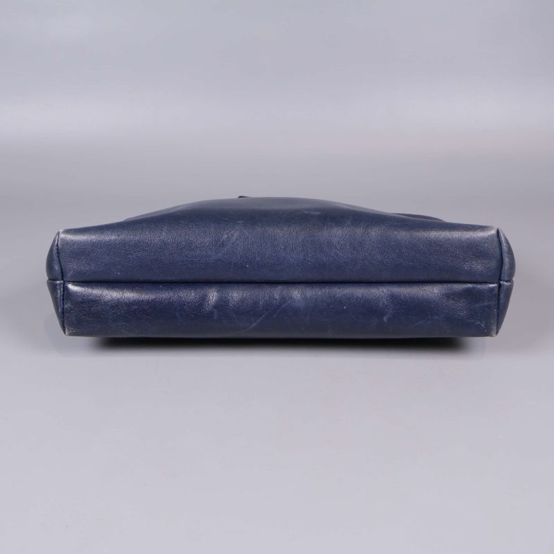 Blå axelväska sedd underifrån, platt botten