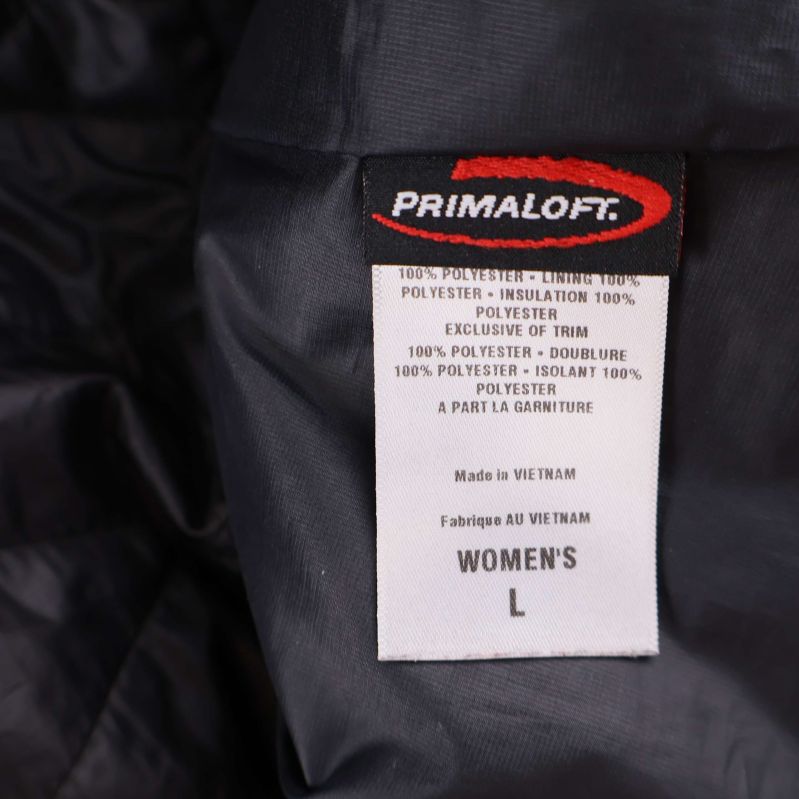 Materialetikett med information om 100% polyester