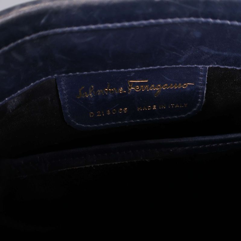 Närbild på väskans insida med Salvatore Ferragamo-logotyp