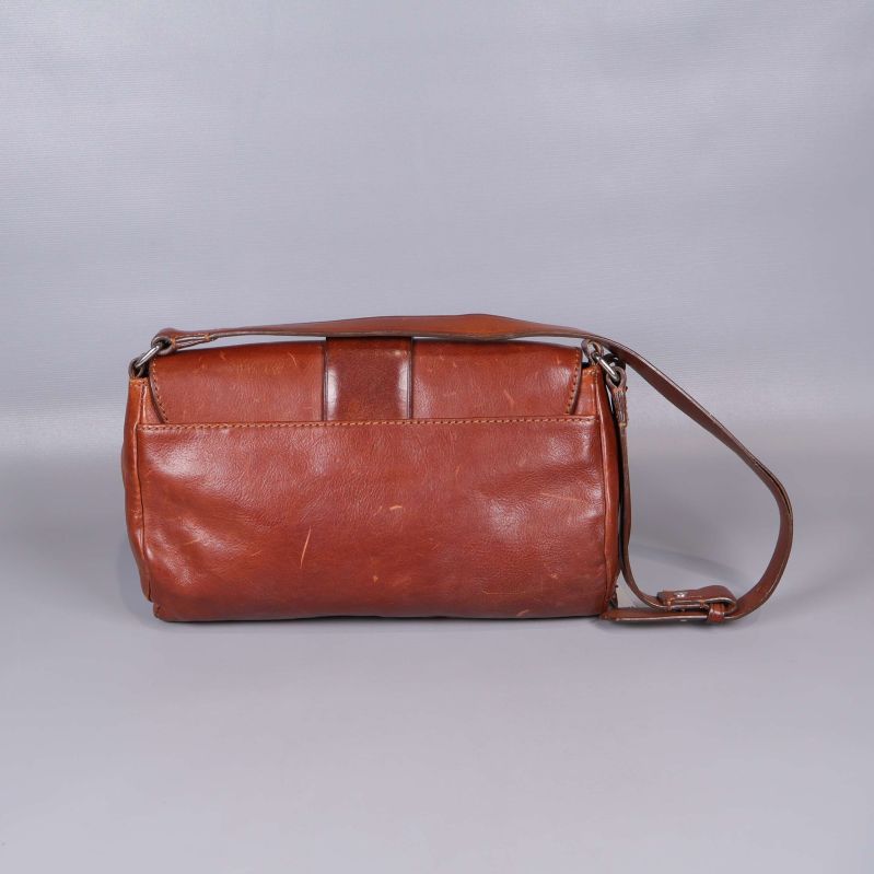 Baksidan på brunt läderväska med släta ytor