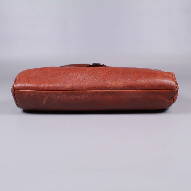 Undersidan på väska i brunt läder utan detaljer