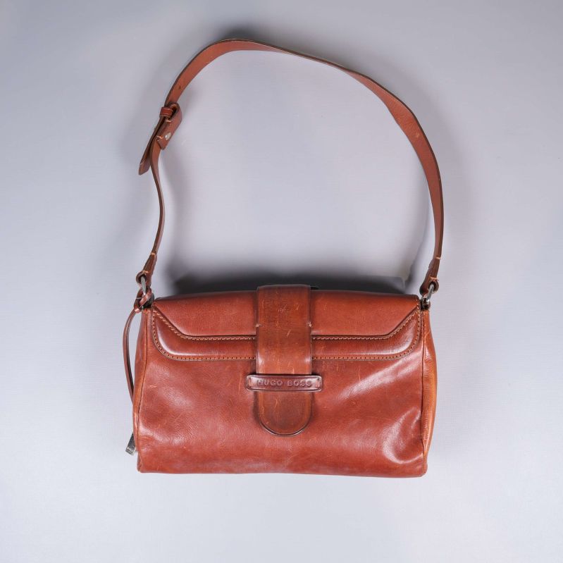Brun axelväska i läder med lock och justerbar rem