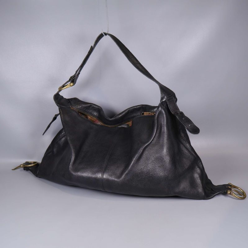 Stor svart läderväska med axelrem och mässingsdetaljer
