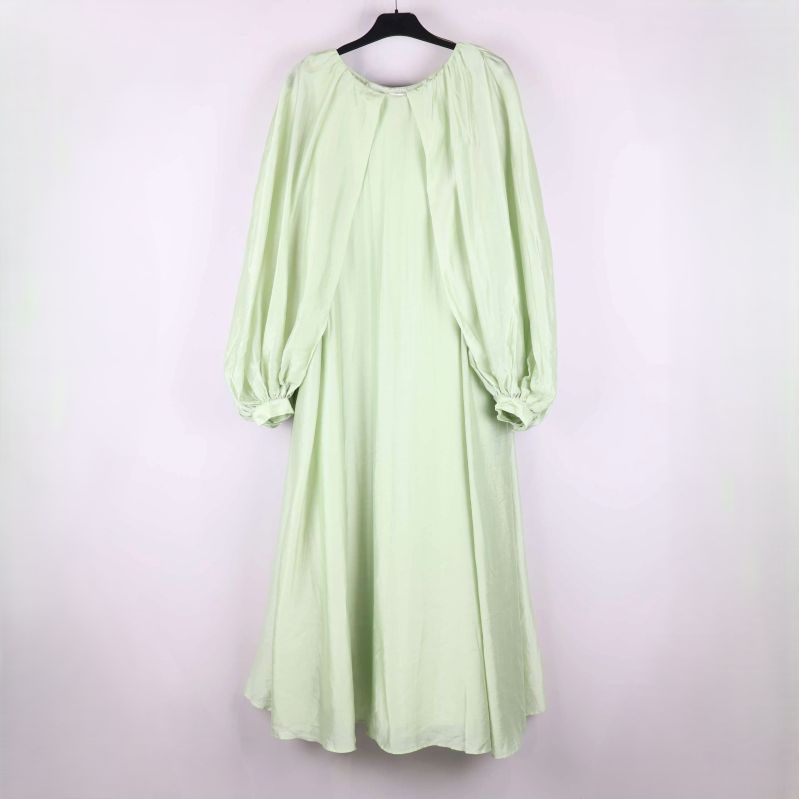 Ljusgrön lång klänning med vida ärmar framifrån