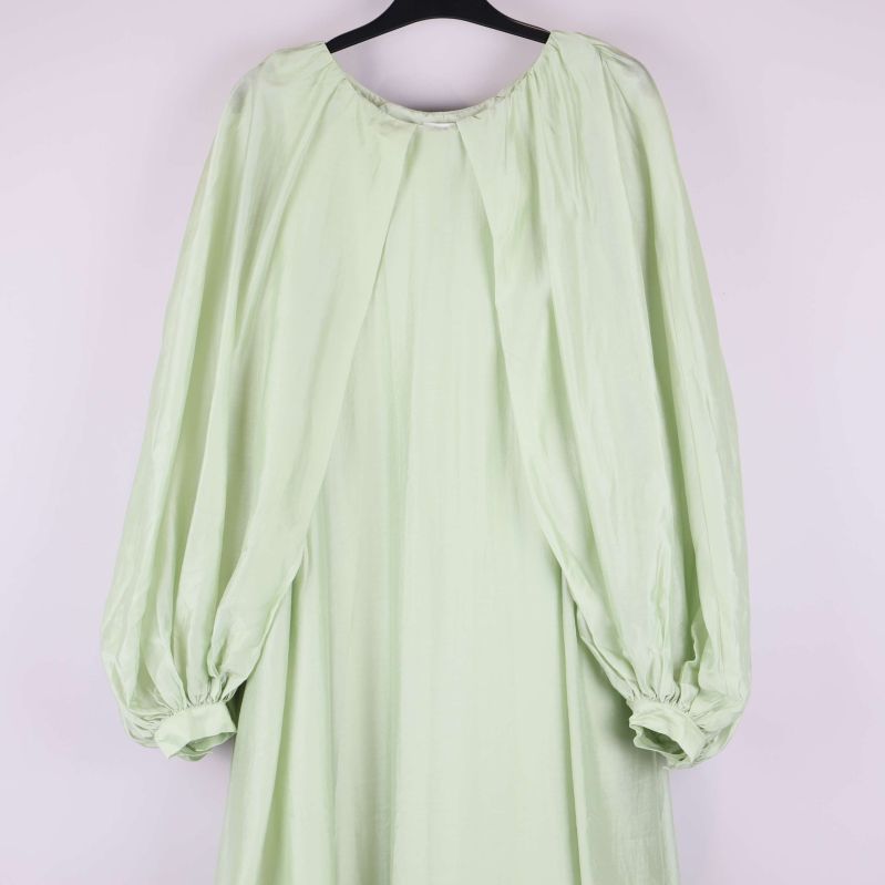 Närbild på klänningens rynkade ballongärm