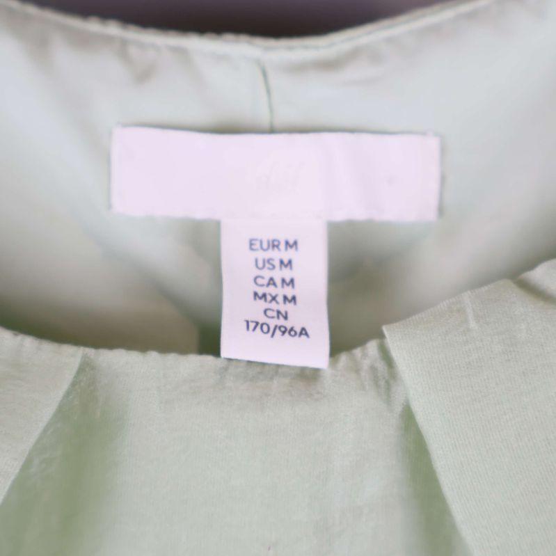 Storleksetikett i klänning med EUR M markering