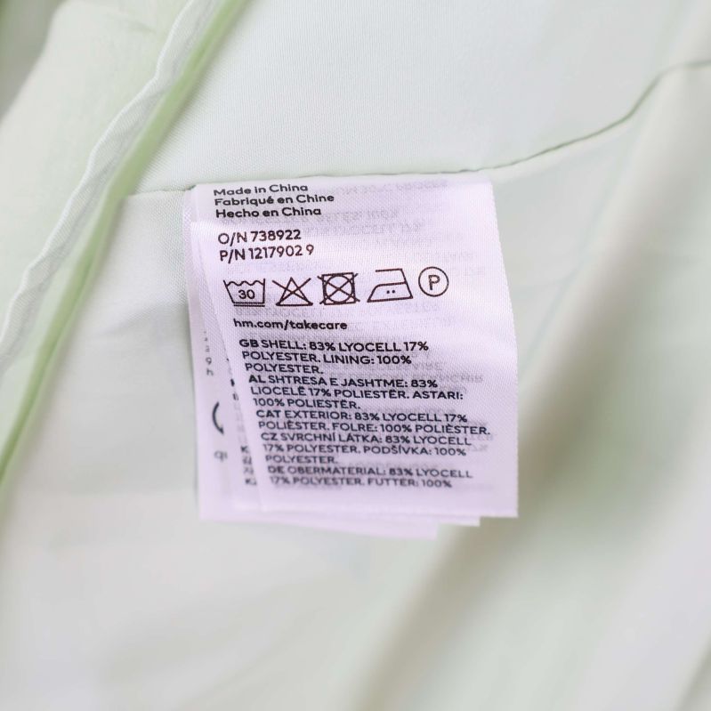 Materialetikett visar 83 procent lyocell och 17 procent polyester