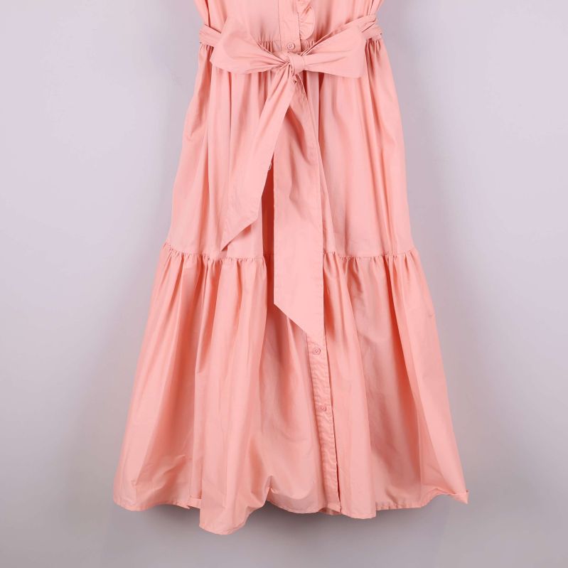 Närbild på klänningens kjoldel och knytband