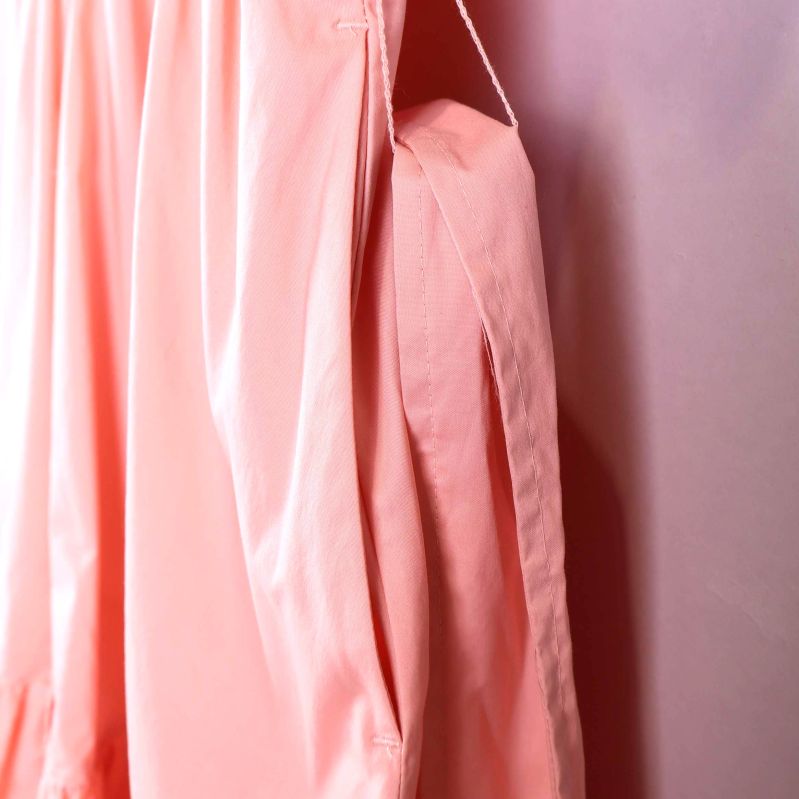 Sidosöm och fickdetalj på klänningens midja