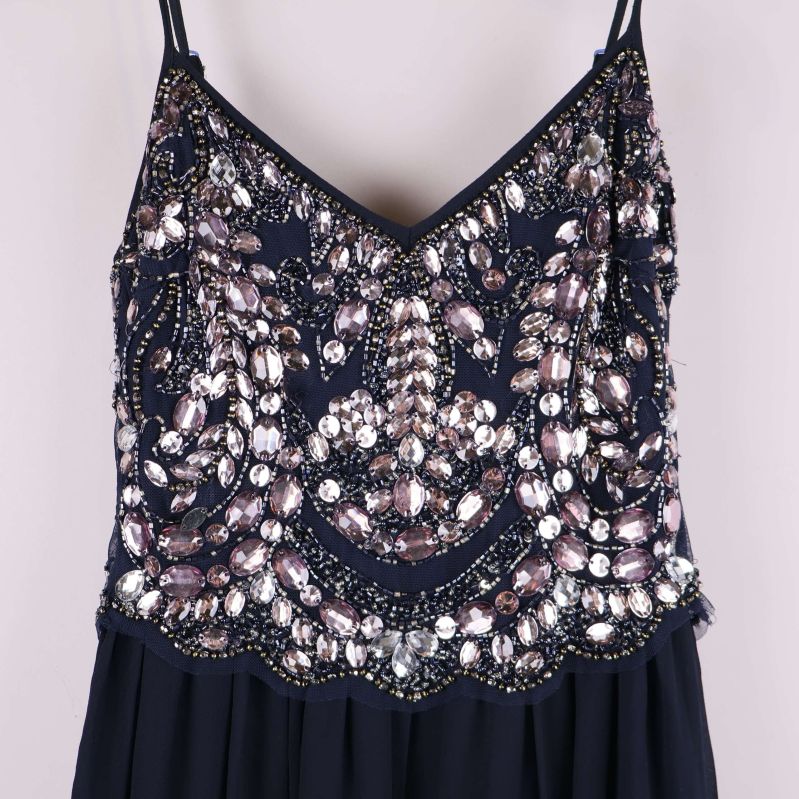 Detajerad närbild på paljetter och pärlor på livet