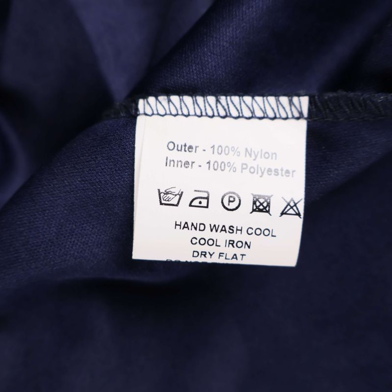 Tvättråd och materialetikett som visar nylon och polyester