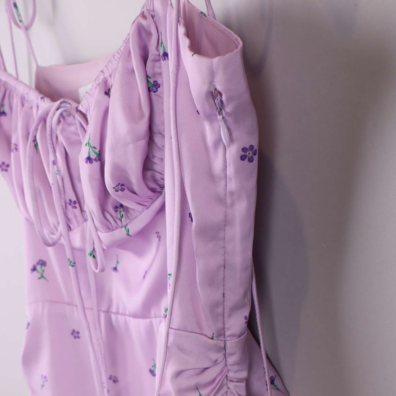 Närbild på klänningens sidosöm och dragkedja