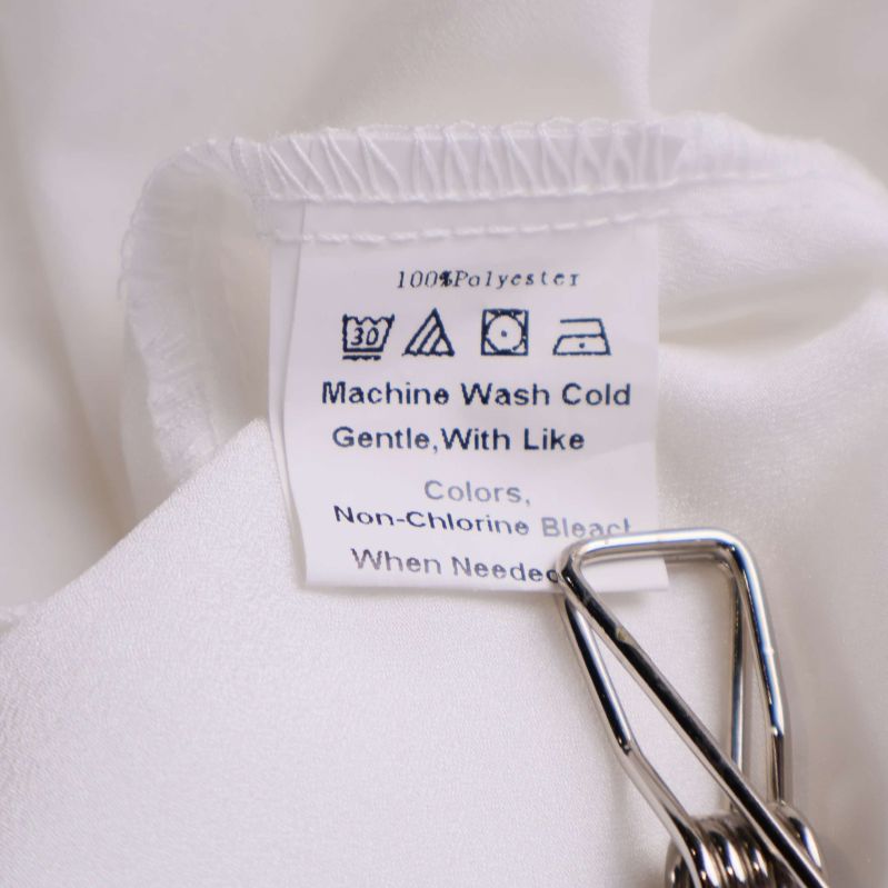 Materialetikett som visar 100% polyester