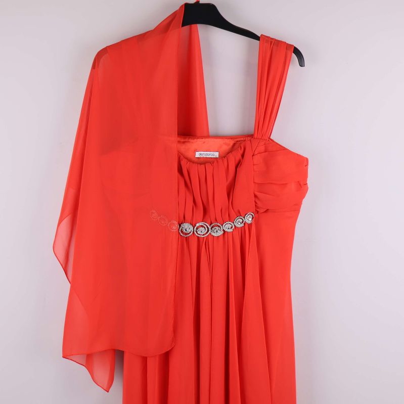 Röd klänning med matchande sjal på galge