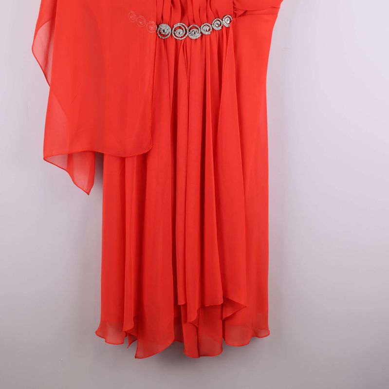 Nederdel av röd klänning visar asymmetrisk kant