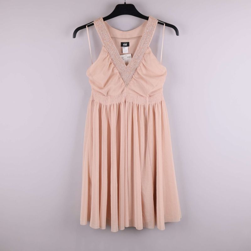 Ljusrosa ärmlös klänning framifrån på galge