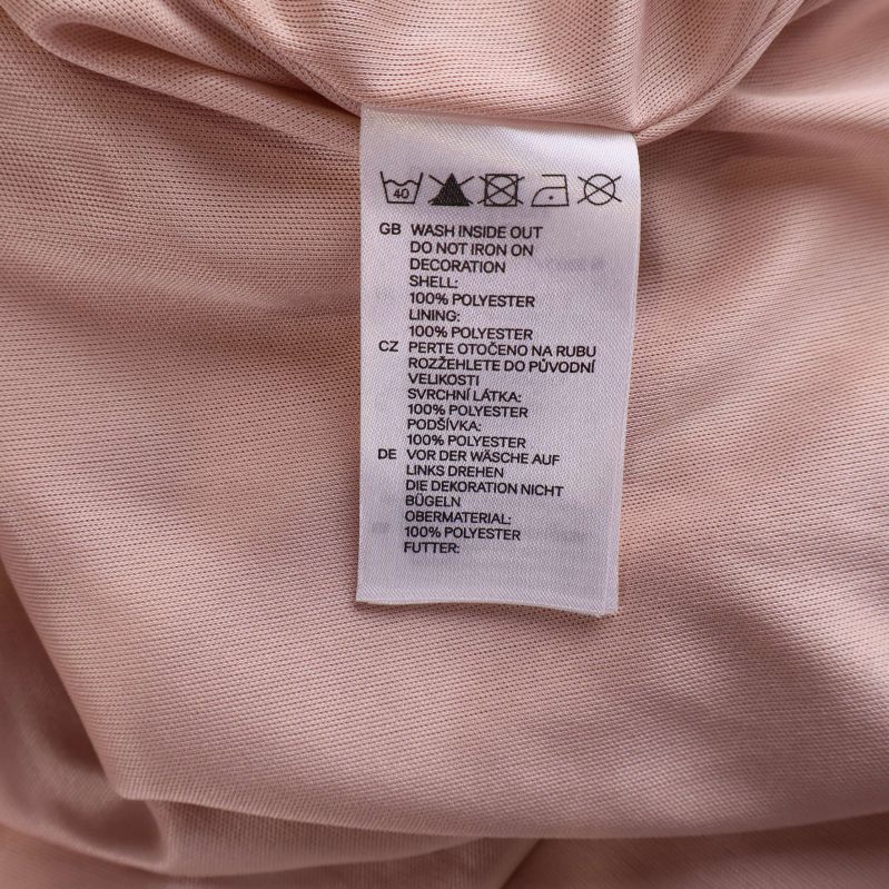 Materiallapp 100% polyester på klänningen