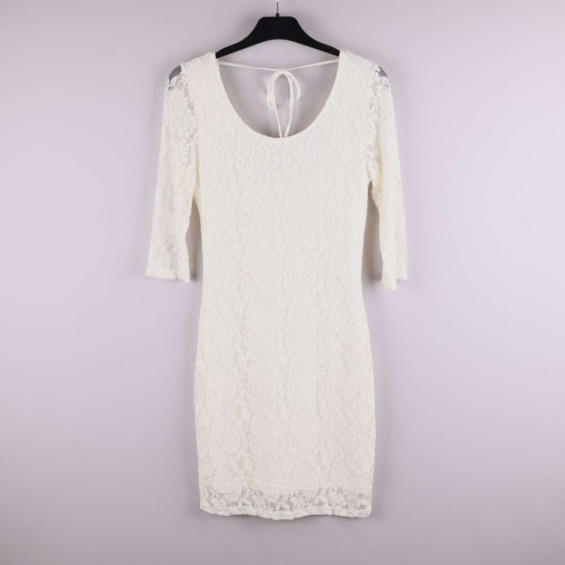 Vit spetsklänning med trekvartsärm på galge framifrån