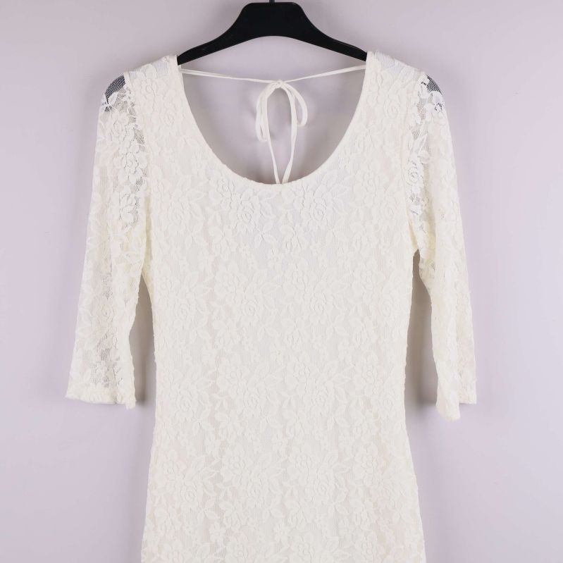 Detaljbild överdel klänning med spets och knytband