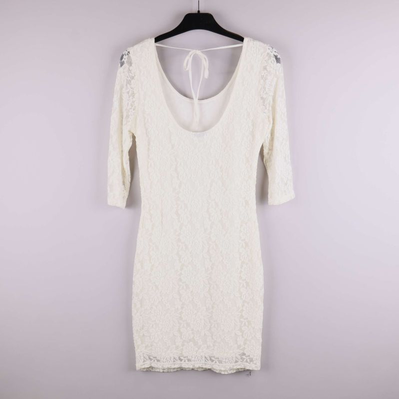 Vit spetsklänning med trekvartsärm på galge bakifrån