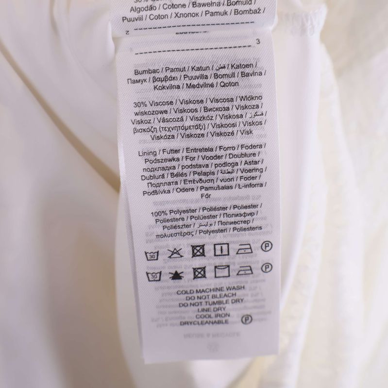 Materiallapp med information på insidan av klänningen