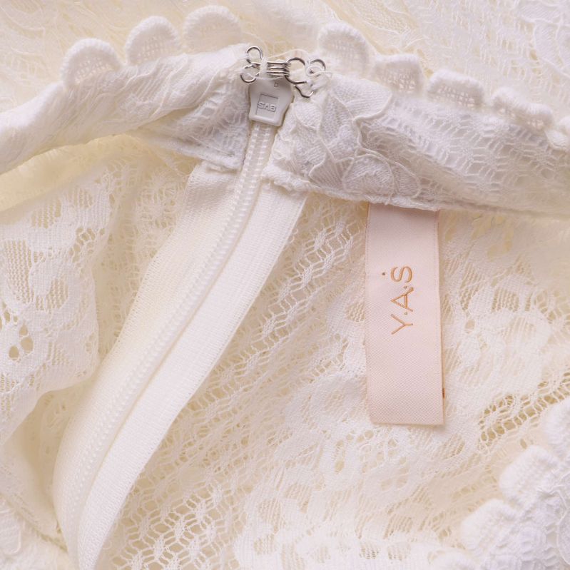 Närbild på krage, dragkedja och etikett från Y.A.S