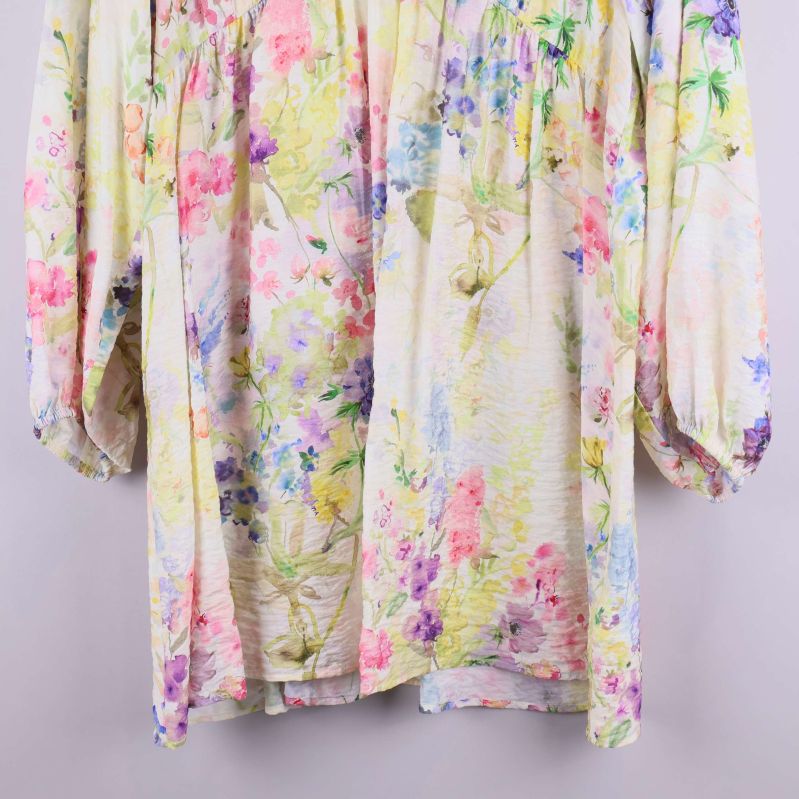 Nederkant av klänning med blandade blommor