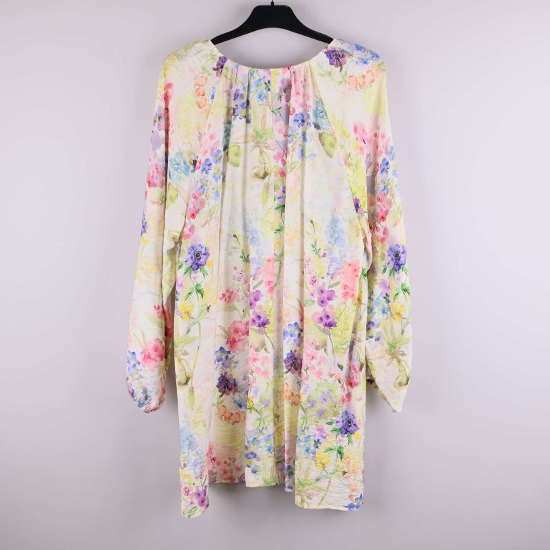 Baksida av blommig klänning med lös passform