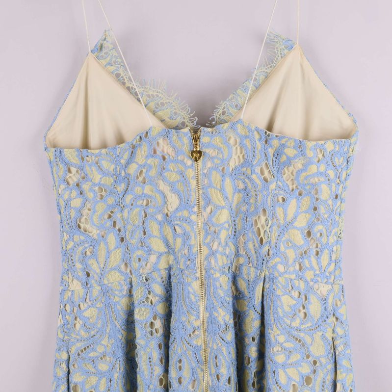 Närbild på klänningens ryggdel och dragkedja