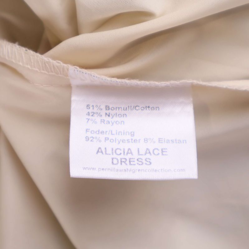 Materiallapp som visar materialförhållanden i klänningen