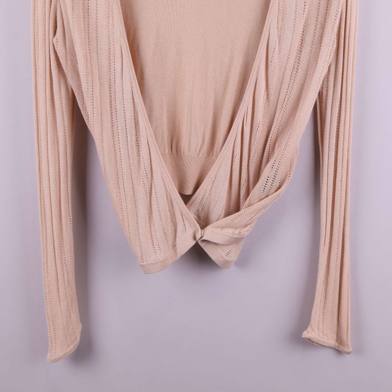 Nedre delen av omlottkofta med knut och smal ärm