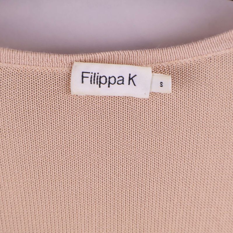Närbild på Filippa K-etikett på koftans insida