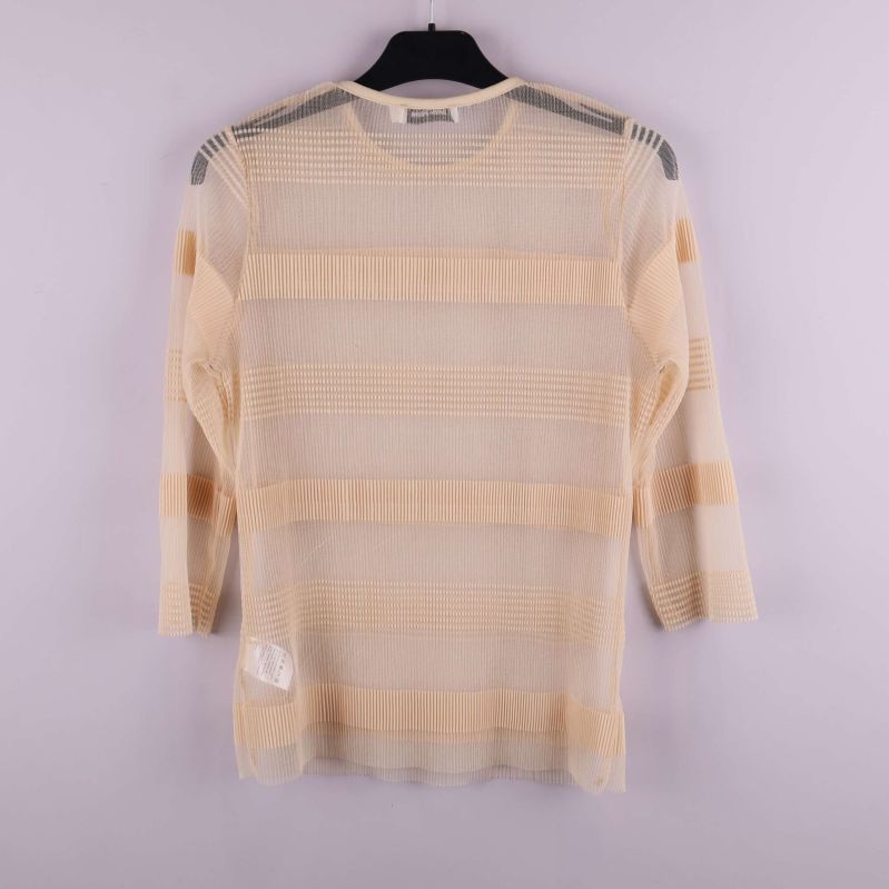 Baksida av transparent randig meshtröja i beige nyans