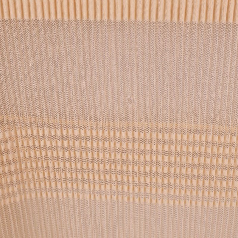 Närbild på söm och rutstruktur i meshmaterialet