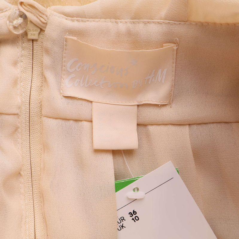 Närbild på etiketten från Conscious Collection by H&M