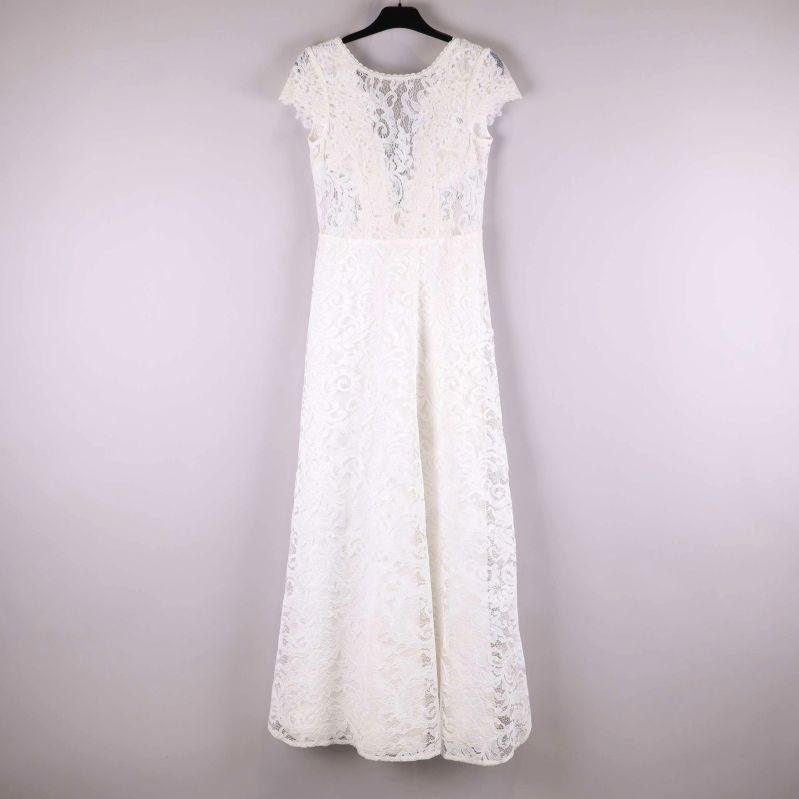 Vit lång spetsklänning upphängd på galge, helbild framifrån