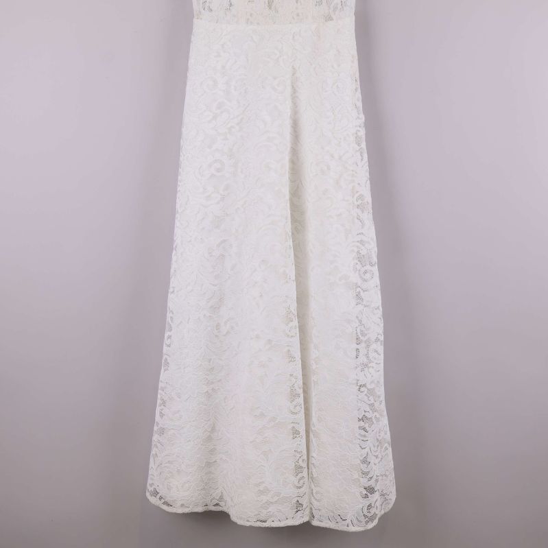 Nederdel av vit lång spetsklänning upphängd på galge