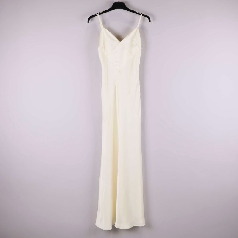 Lång gräddvit klänning med smala axelband framifrån